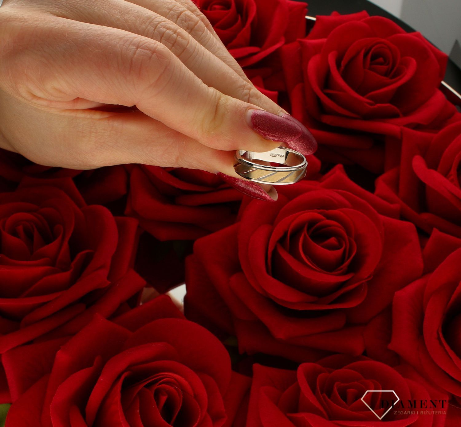 Złota obrączka ślubna - płaska 5mm z grawerem ukośnych linii  Rozmiar 16.jpg